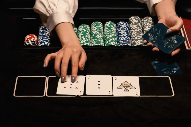 Poker - Kinh Nghiệm Đặt Cược Và Kết Hợp Bộ Bài Mạnh Nhất